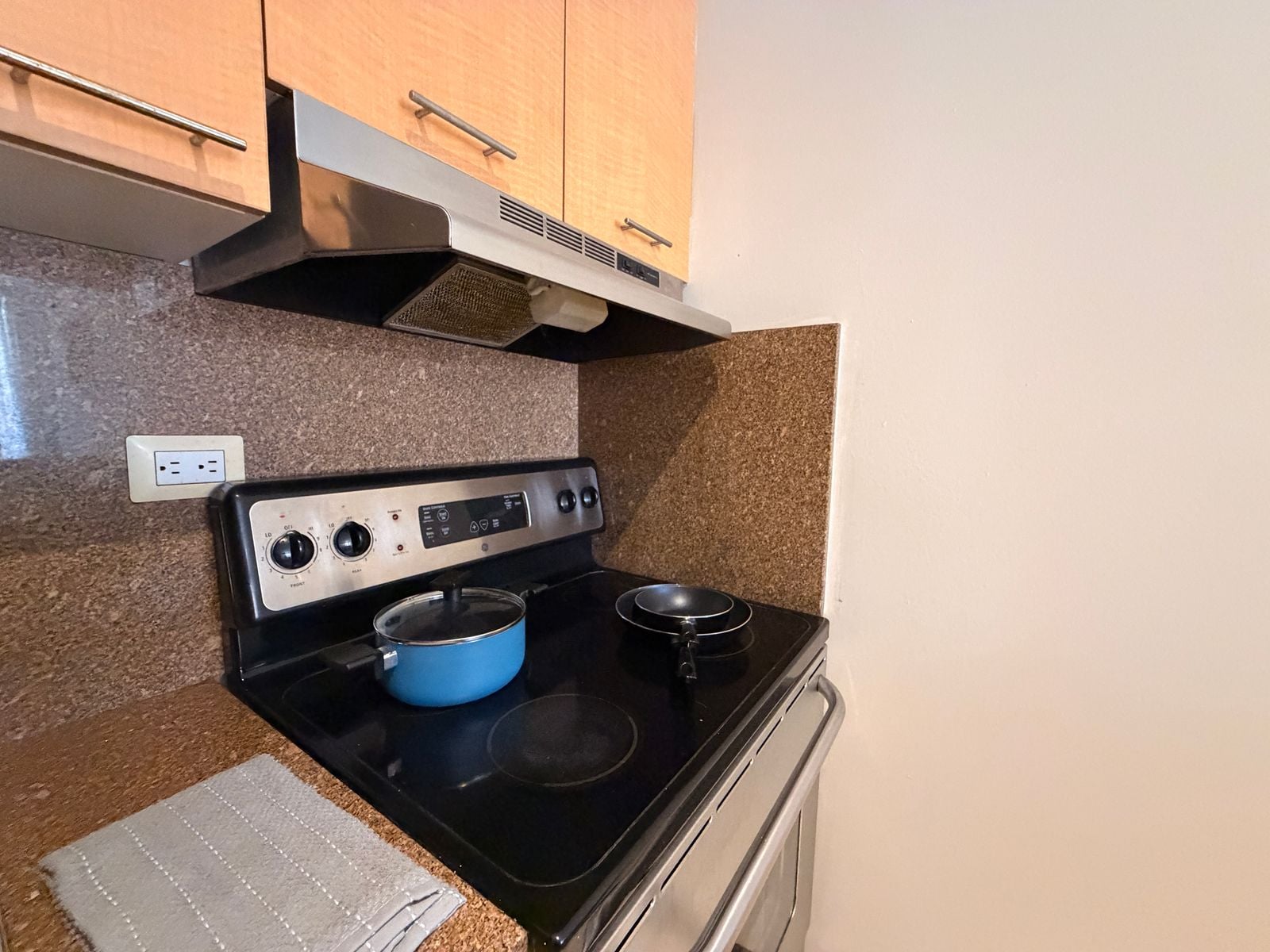 Apartamento amueblado en Edificio Plenum 14 zona 14 - Miniatura 3